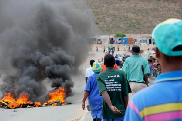 Striking farm workers in De Doorns. Photo by Kate Stegeman.
