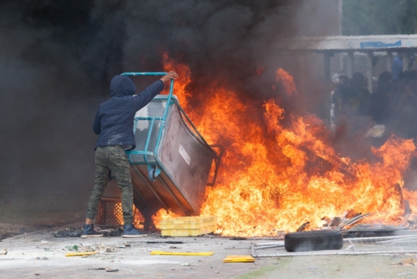 After clashes with riot police at University of the Western Cape (UWC), student protesters return to remake the blockade and stand their ground. After clashes with riot police at University of the Western Cape (UWC), student protesters return to remake the blockade and stand their ground.