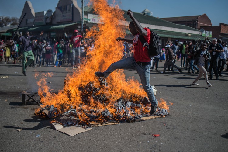 Photo of MDC supporters protest in the city of Harare