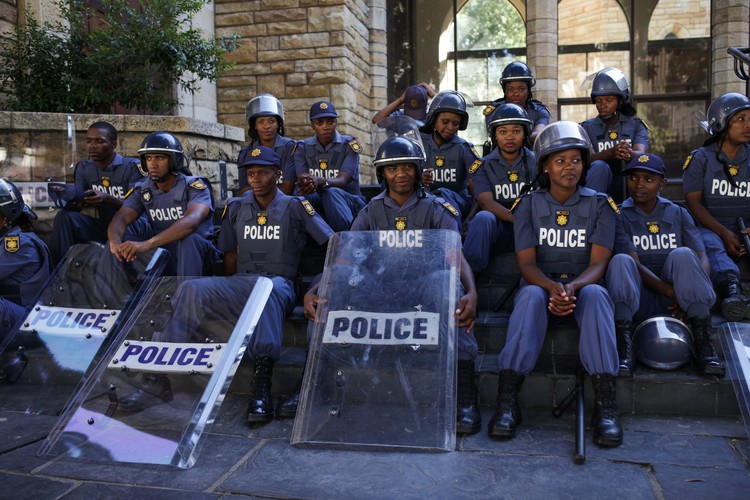 Photo of police in front of Parliament