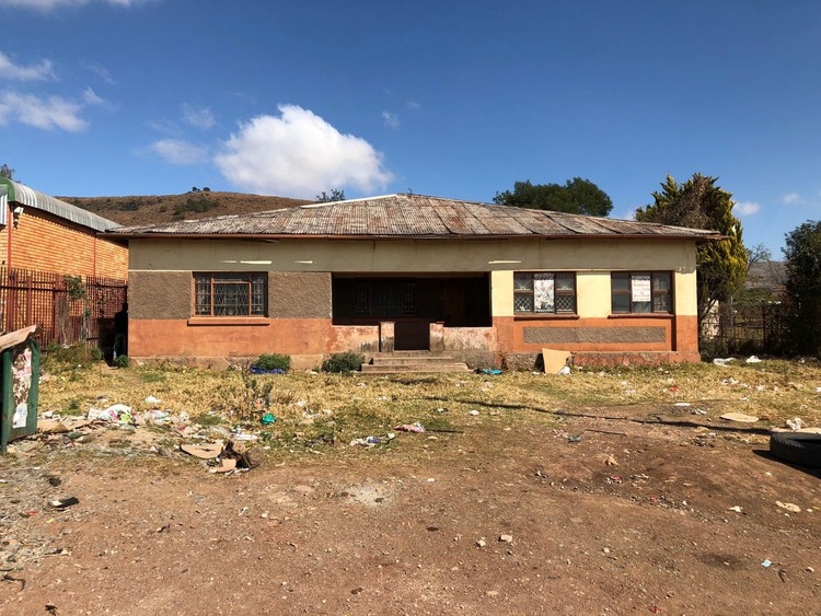 Photo of a dilapidated house