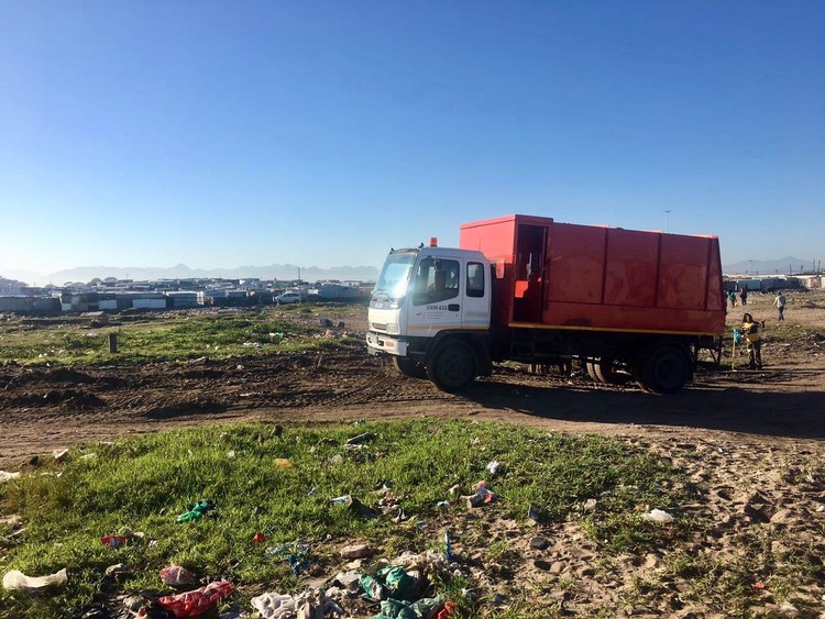 Photo of a rubbish truck in a field