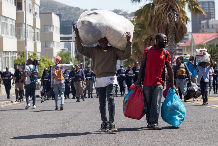 Photo of refugee carrying his belongings