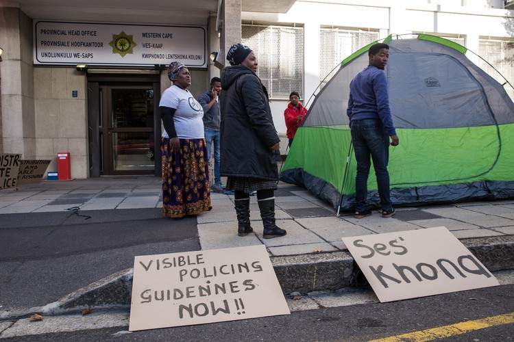 Photo of people protesting outside SAPS