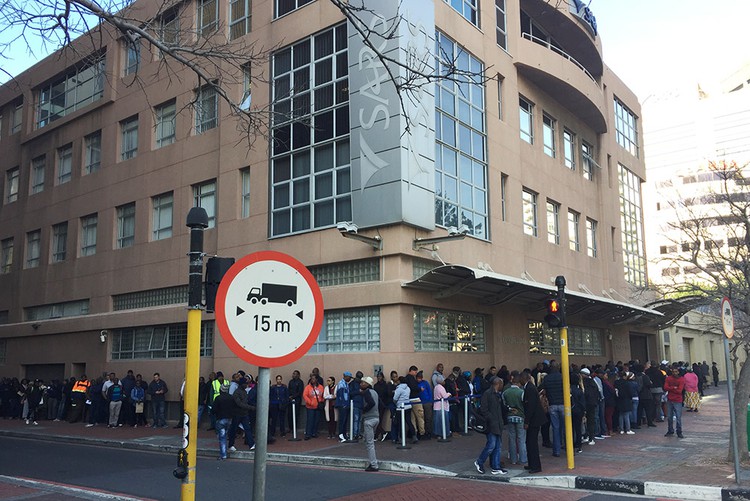 Photo of queue at SARS
