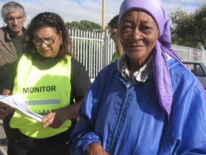 Photo of pensioner with Black Sash activist