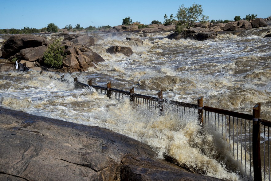 Augrabies Falls photos - Rising waters late on Friday afternoon break over the safety barrier.