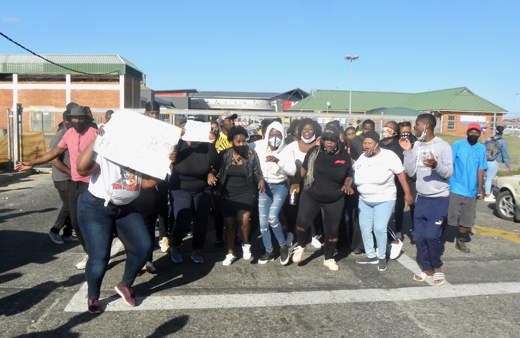 Unemployed youths threaten to shut shopping mall