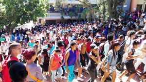 Photo of a crowd of students