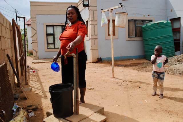 Thousands struggle daily to get water in Mthatha - GroundUp