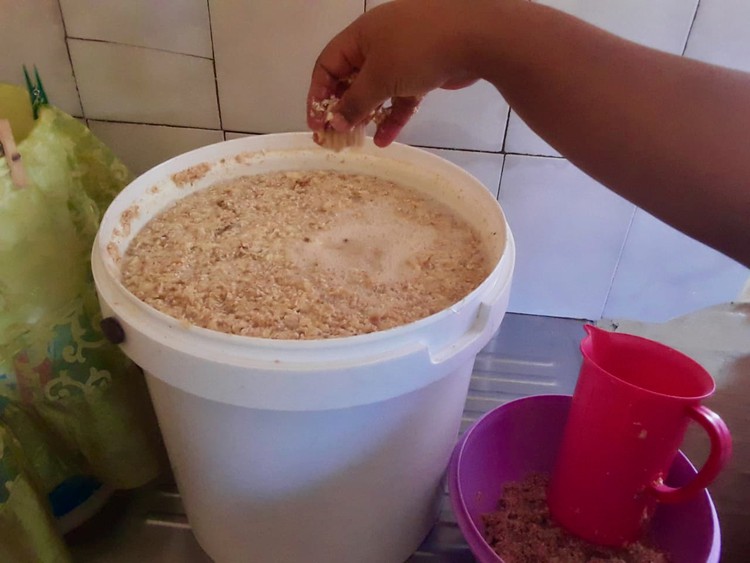 People have resorted increasingly to homemade booze during the Covid-19 lockdown alcohol ban south africa. Photo: Mpumi Kiva