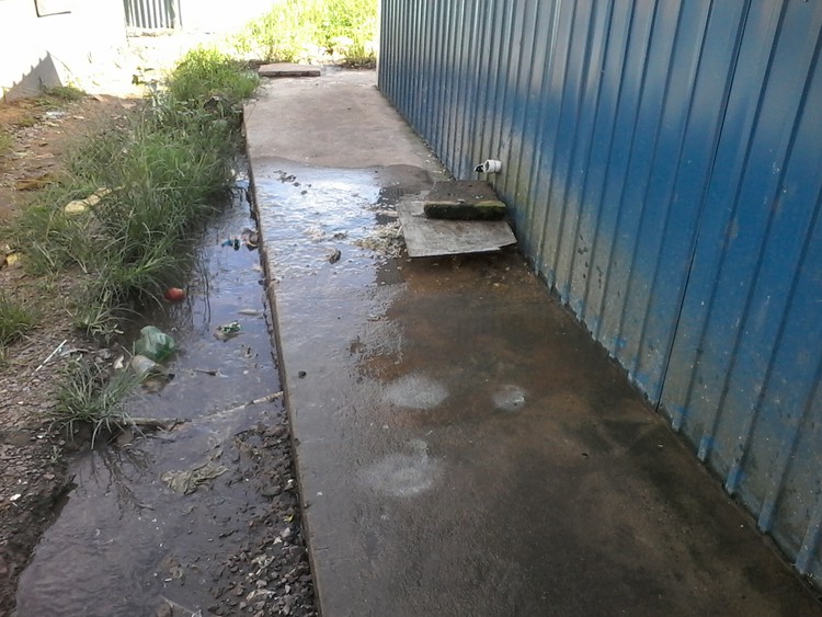 “We cannot escape the smell”: Women have to clear away sewage before they can do their laundry