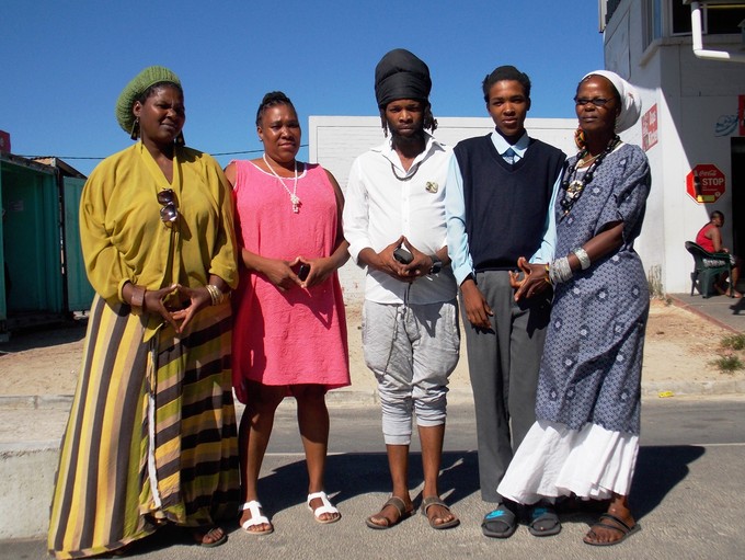 Photo of the rastafarian student, his mother and supporters