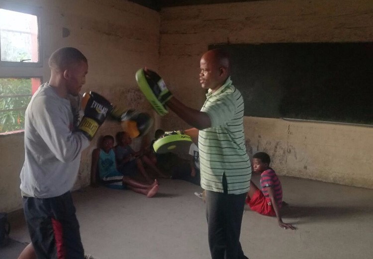 Photo of two men boxing