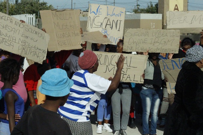 Photo of Khayelitsha residents protesting outside a school