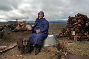 Photo of widow of Zwelakhe Dala, who died of silicosis.