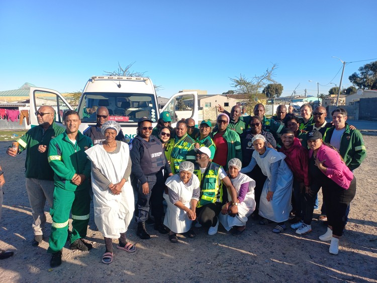 Paramedics from Mitchells Plain helped Anna Williams and her volunteers feed children in Philippi in a bid to foster healthier relationships with the youth in the township.