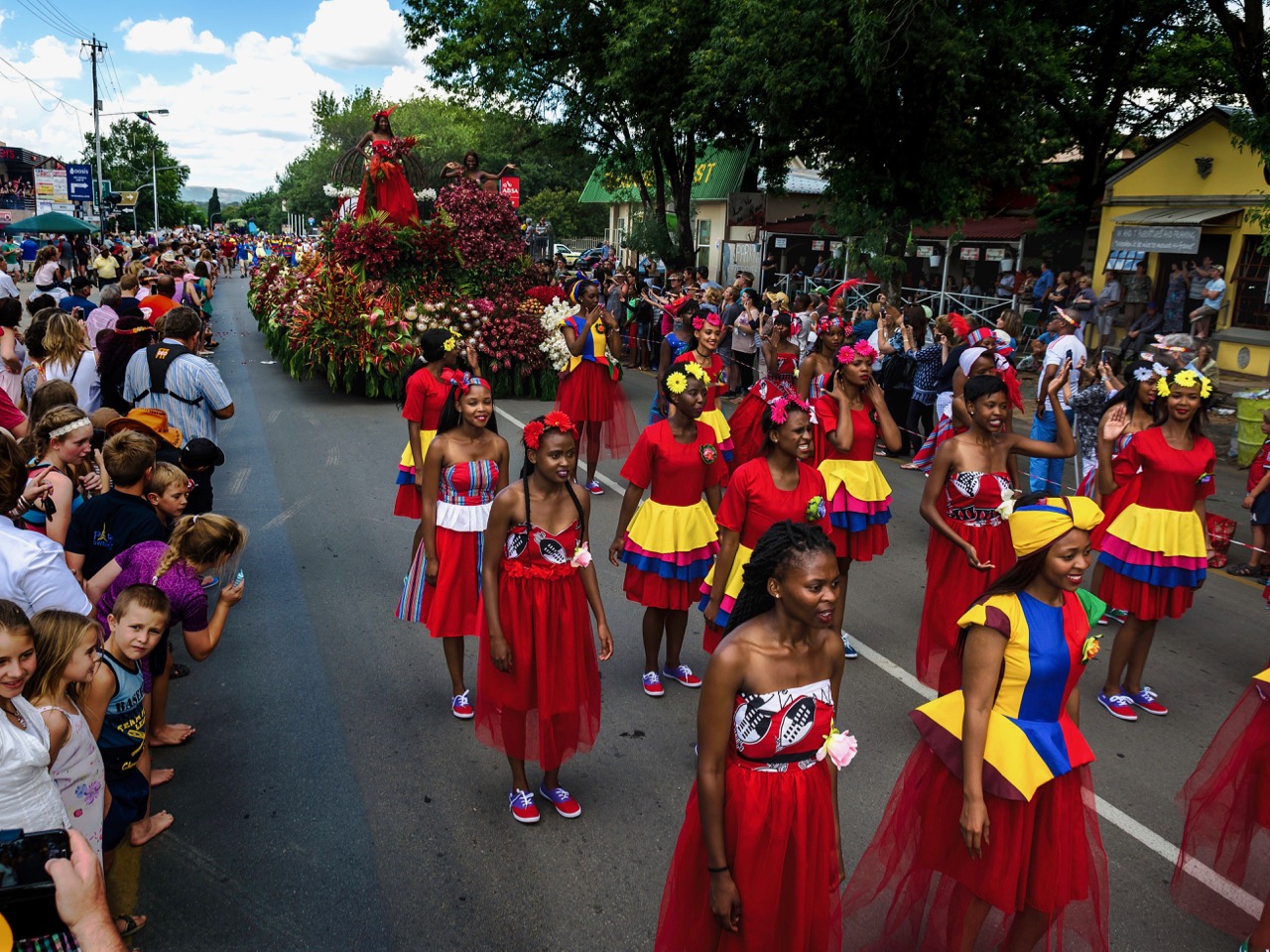 Have street parades. Уличный парад. Мартиника карнавал. Устраивать уличные парады. Картинки уличные парады.