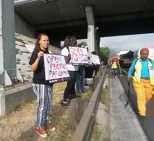Photo of protesters on the N2 roadside