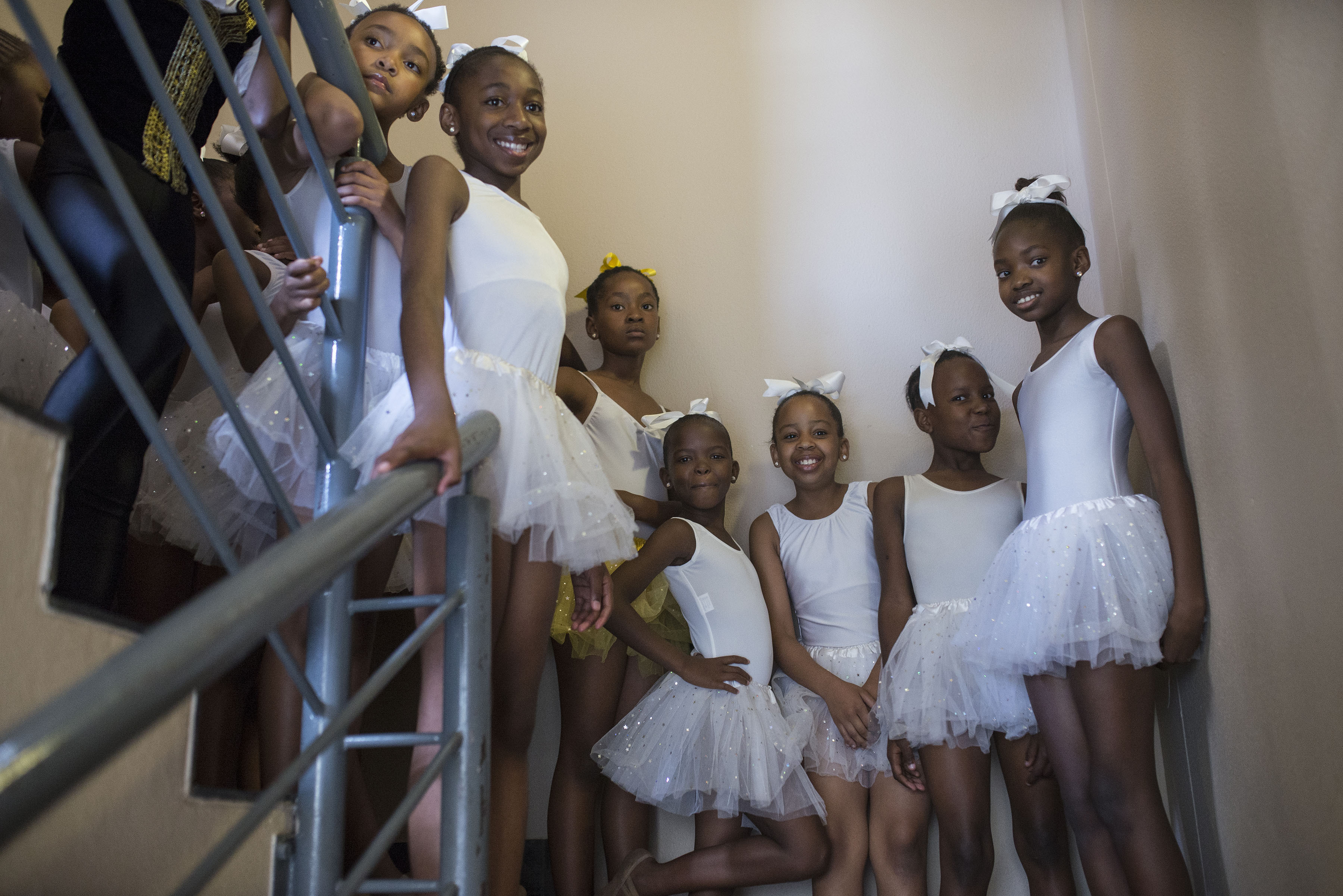 Photo f young ballet dancer waiting on the stairs